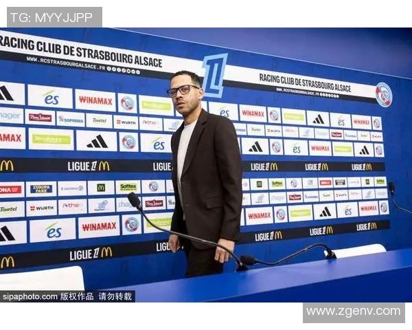 足球明星化身街头艺人展现魅力与才华引发热潮 足球明星化身街头艺人展现魅力与才华引发热潮